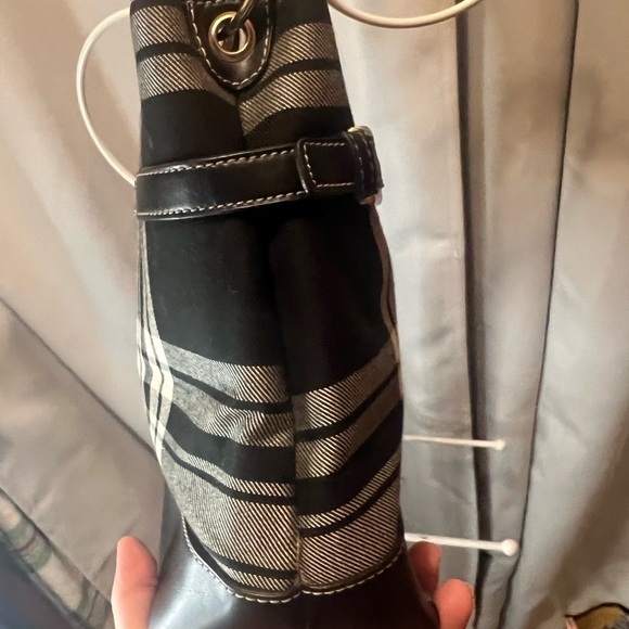 Tommy Hilfiger Black and White Vintage Shoulder Bag with Plaid Design - Picture 10 of 11